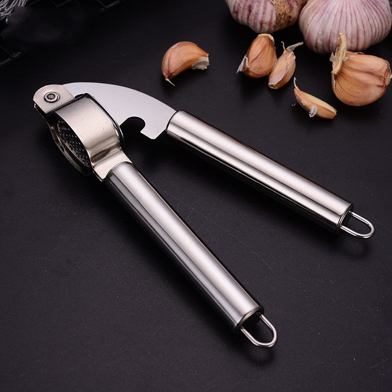 Stainless steel garlic press for fast garlic crushing – Silver
Lifestyle Image: Garlic masher pressing garlic in kitchen prep